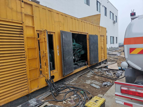 建湖如何在发电机出租合同中约定设备的维修和保养责任？